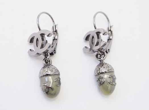 揺れるどんぐりがキュートなシャネル CHANELのシルバーピアスを買取させて頂きました。