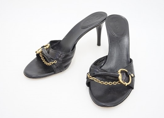 黒にゴールドの細身チェーンがコーディネートを引き締める甘辛ミックスなミュール！グッチ GUCCI