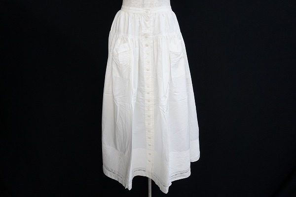 ふんわりと可愛いカネコイサオのレーススカートをお売りいただきました