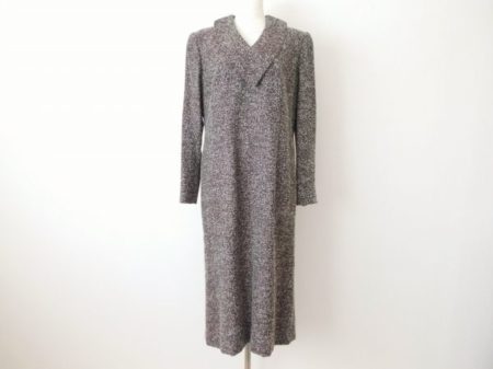 襟元が特徴的なジュンアシダのワンピースをお譲りいただきました