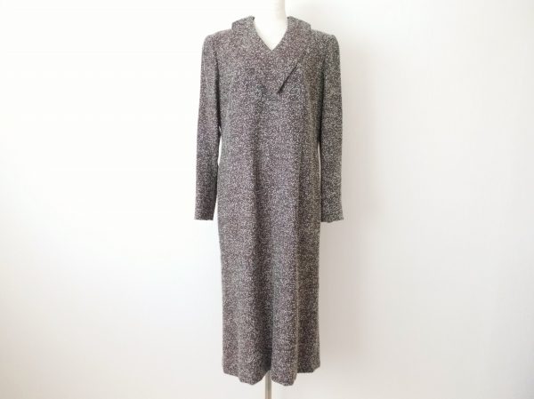 襟元が特徴的なジュンアシダのワンピースをお譲りいただきました