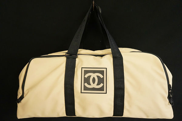 荷物の出し入れがしやすいモードなバッグ、シャネルのボストンバッグを買取いたしました