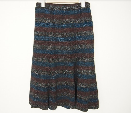 黒ベースにアースカラーのボーダーがカジュアルな印象のニットスカート !斉藤都世子