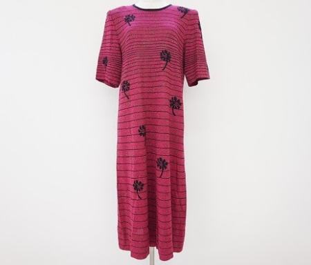 ピンクベースにボーダーとランダムなフラワーモチーフがフェミニンな斉藤都世子の半袖ニットワンピースを買取させて頂きました。