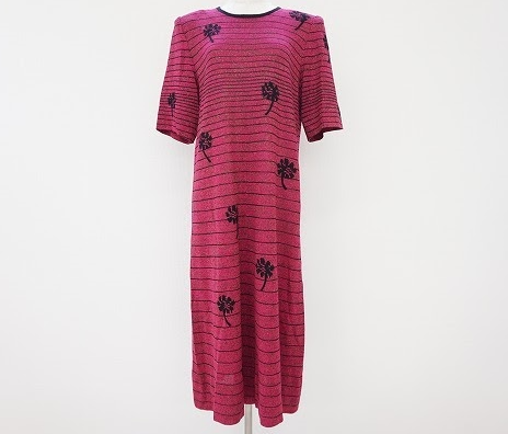 ピンクベースにボーダーとランダムなフラワーモチーフがフェミニンな斉藤都世子の半袖ニットワンピースを買取させて頂きました。