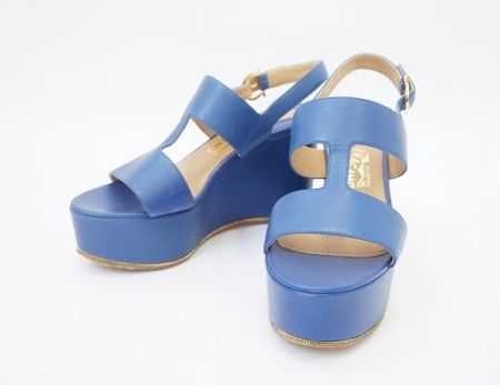 水色が爽やかでフレッシュな印象のウェッジソールサンダル！フェラガモ Ferragamo