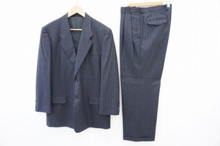 イタリアメーカーの生地でできたパパスのストライプスーツをお譲りいただきました