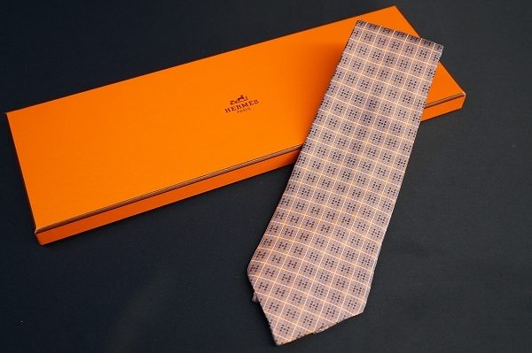 貴重な箱付き、エレガントなエルメスのネクタイ