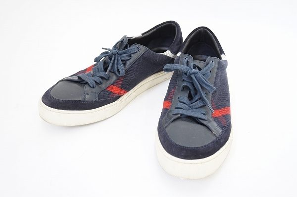 トラッドに仕上がるバーバリーのメンズスニーカー