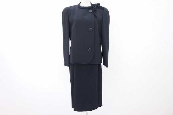 清楚スタイルが叶うジュンアシダのスカートスーツを買い取りました