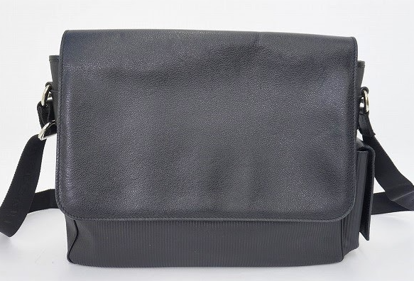 ブラックレザーがシャープなメッセンジャーバッグ!ブルガリ BVLGARI