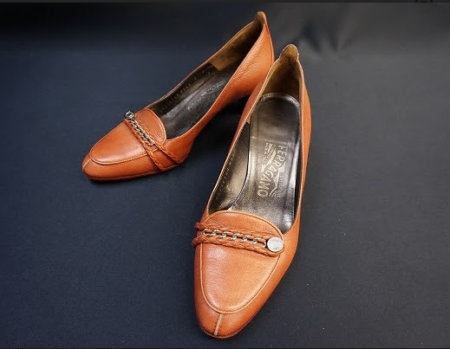 赤みがかったブラウンが足を長く見せ美脚効果抜群のサルバトーレ・フェラガモ Ferragamoのレザーパンプス を買取させて頂きました。