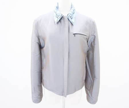 グレーと水色のリバーシブルでコーディネートの幅が広がるエルメス HERMESのレディースジャケットを買取させて頂きました。