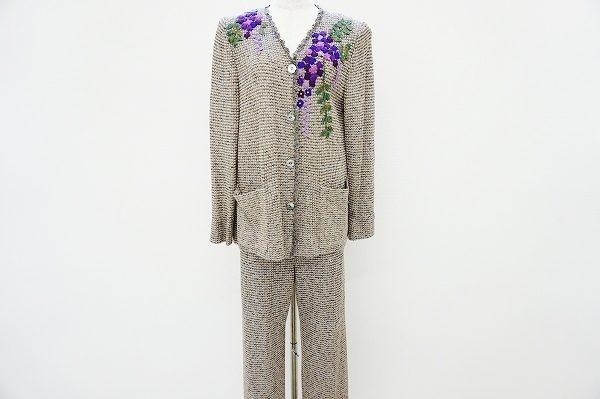 コサージュのような花刺繍が印象的、斉藤都世子のセットアップを買取いたしました