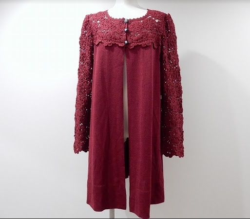 レース編みの繊細さと深みのある赤の色味が相性抜群で大人フェミニンな印象のロング丈カーディガン!サイトウトヨコ 斉藤都世子