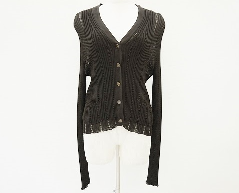 リブデザインでスタイル良く魅せてくれどんなボトムスとも合わせやすくどの年代でも着やすい焦げ茶のニット！シャネル CHANEL