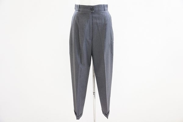 履くだけで女性らしくスタイルアップ、シャネルのパンツを買取いたしました
