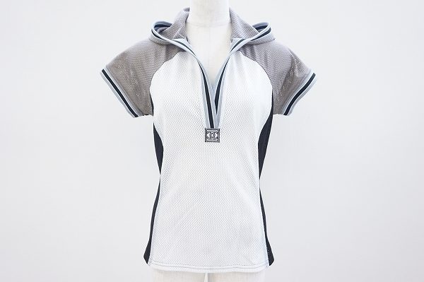 爽やかに着こなせる、シャネルのメッシュポロシャツ