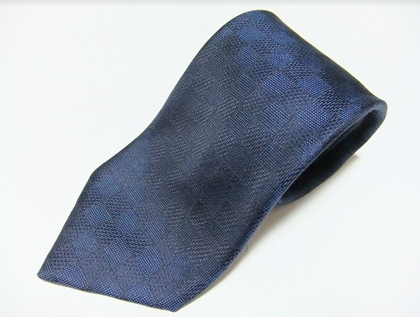 シルクの光沢が大人男性のスタイリッシュさを引き立たせる紺色ネクタイ！ルイ・ヴィトン LOUIS VUITTON