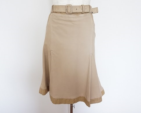 ラムレザーを使いエレガントな雰囲気のタイトスカート！プラダ PRADA