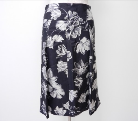 紺ベースに大輪のフラワーモチーフがシルク素材と相性抜群のエレガントスカート！フェラガモ Ferragamo