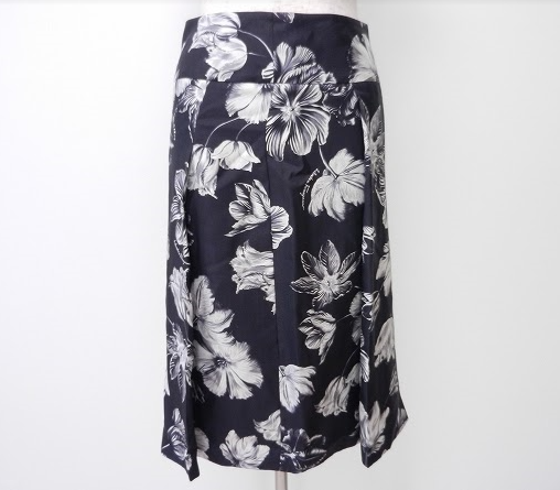 紺ベースに大輪のフラワーモチーフがシルク素材と相性抜群のエレガントスカート！フェラガモ Ferragamo