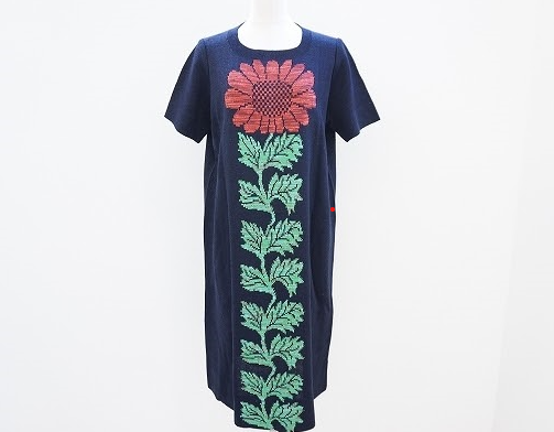 縦にフラワーモチーフが描かれ大人カジュアルな印象の斉藤都世子の半袖ニットワンピースを買取させて頂きました。