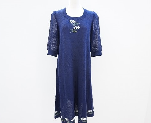 涼しげな紺ベースに白バラのポイント使いが上品な斉藤都世子の上質ニットワンピースを買取させて頂きました。