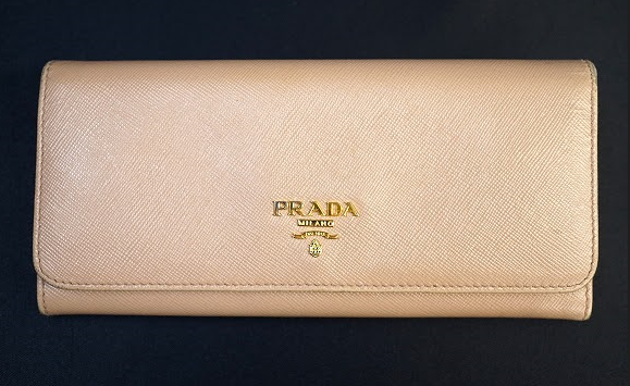 光沢のあるピンクベージュがフェミニンなプラダ PRADAの長財布を買取させて頂きました。