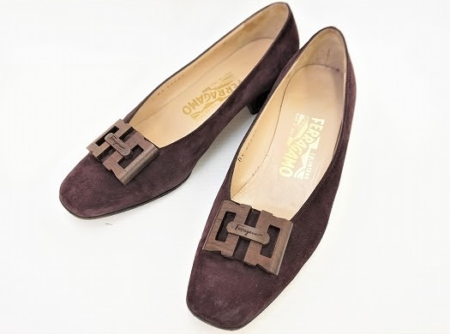 上品なパープルカラーでコーディネートのアクセントにも！秋冬に向けて欲しくなるスエードのパンプス！サルヴァトーレ・フェラガモFerragamo