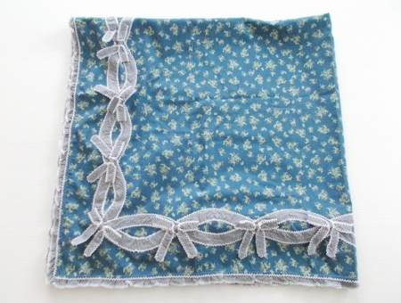 深みのある青に花柄とリボンが可愛らしいワンダフルワールド カネコイサオ WONDERFUL WORLD KANEKO ISAOの大判ストールを買取させて頂きました。