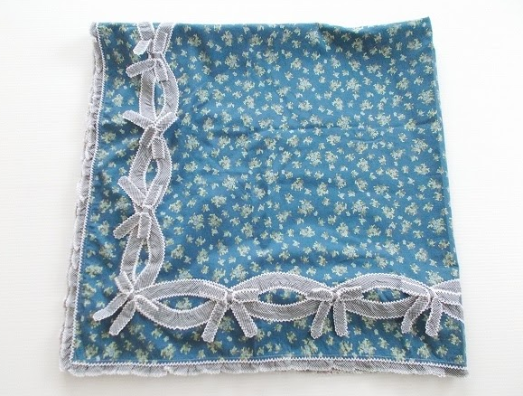 深みのある青に花柄とリボンが可愛らしいワンダフルワールド カネコイサオ WONDERFUL WORLD KANEKO ISAOの大判ストールを買取させて頂きました。