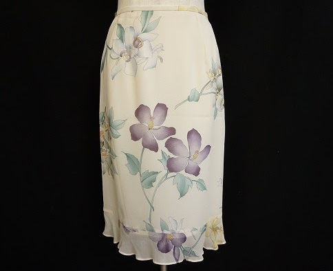 アイボリーに大輪のフラワーモチーフが軽やかに揺れシルクの光沢が柔和な雰囲気を演出してくれるレオナール LEONARDのスカートを買取させて頂きました。