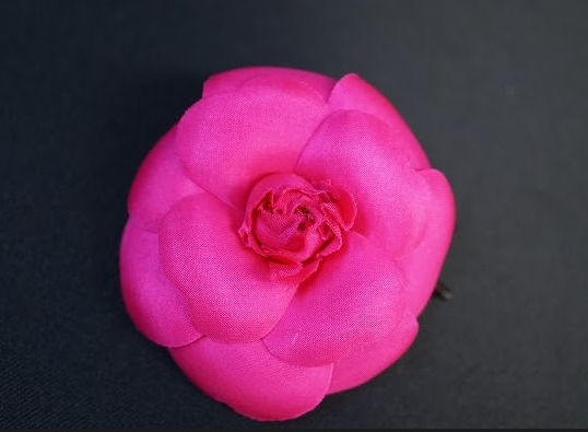 鮮やかなピンクがコーディネートに花を添えるシャネル CHANELのコサージュを買取させて頂きました。