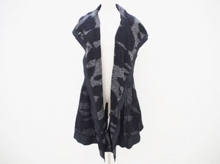 色んな角度から垣間見える美しいデザイン、エイココンドウのベストを買取いたしました