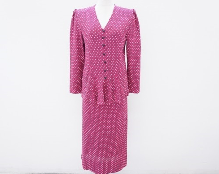 鮮やかピンクに白のピンドットが華やかな斉藤都世子のスカートスーツを買取させて頂きました。