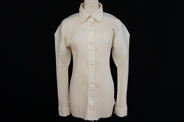 シンプルシャツを立体感ある女性らしいデザインに仕上げたイッセイミヤケのシャツを買取いたしました