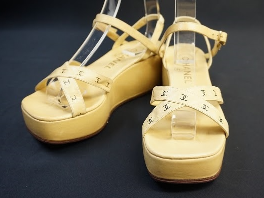 ベージュの色味が肌馴染みよく足を長く魅せるシャネル CHANELのウェッジソールサンダルを買取させて頂きました。