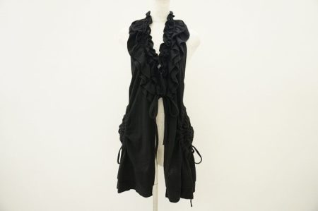 フリルがたっぷりあしらわれたエイココンドウのジレを買い取りました