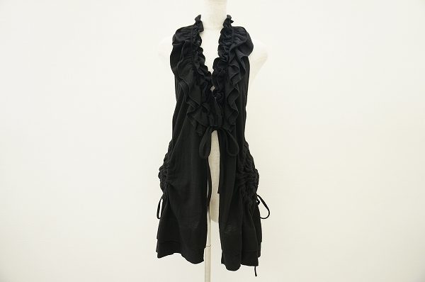 フリルがたっぷりあしらわれたエイココンドウのジレを買い取りました