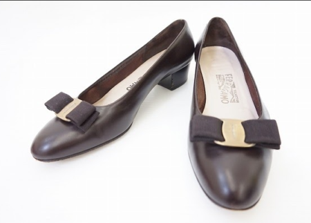 秋を足元から感じさせてくれる上品なこげ茶のパンプス！サルヴァトーレ・フェラガモ Ferragamo