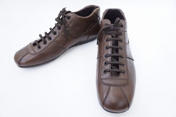 きちんと感たっぷりのプラダのレザースニーカーをお譲りいただきました