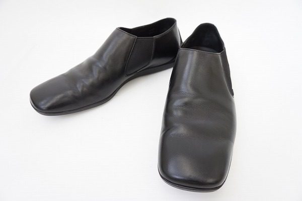 シルエットがおしゃれなプラダのレザースリッポンを買い取りました