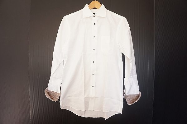 カフスと一緒に楽しみたいバーバリーブラックレーベルのホワイトシャツを買い取りました