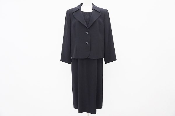 フォーマルなブラック！レリアンのワンピーススーツをお譲りいただきました