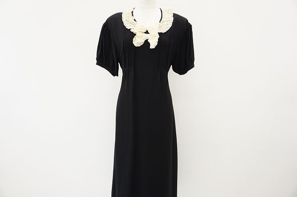 デコルテラインのディテールが可愛いピンクハウスのワンピースをお譲りいただきました