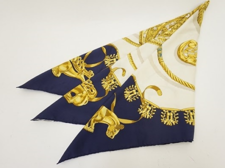 品質と芸術性に定評のあるエルメス HERMESのスカーフ・カレを買取させて頂きました。