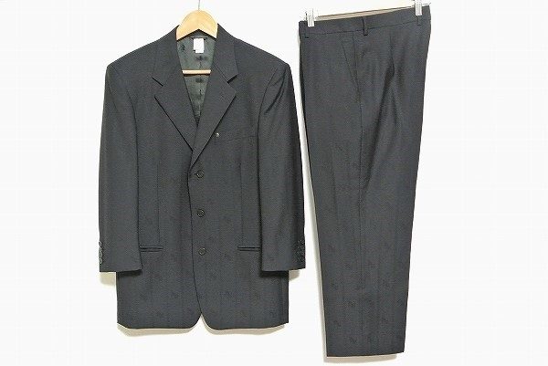 優雅なブラック！ジャンニヴェルサーチのスーツを買い取りました