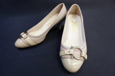 ガンチーニと赤いステッチがアクセント、フェラガモのパンプスを買取いたしました