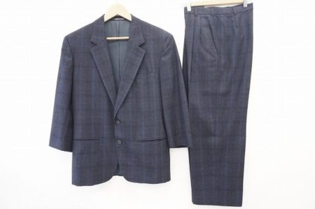 粋に着こなしたいジャンニヴェルサーチのパターンドスーツを買い取りました